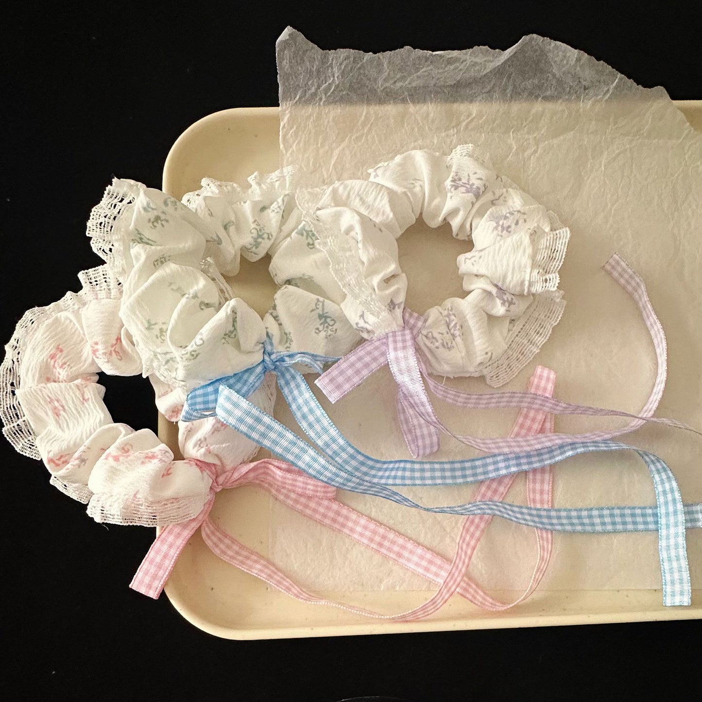 彩色緞帶碎花髮圈－商品主圖｜https://igowo.tw/