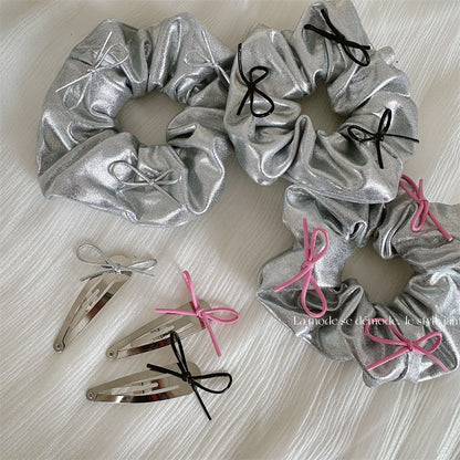 銀色皮革蝴蝶結髮圈－商品主圖｜https://igowo.tw/