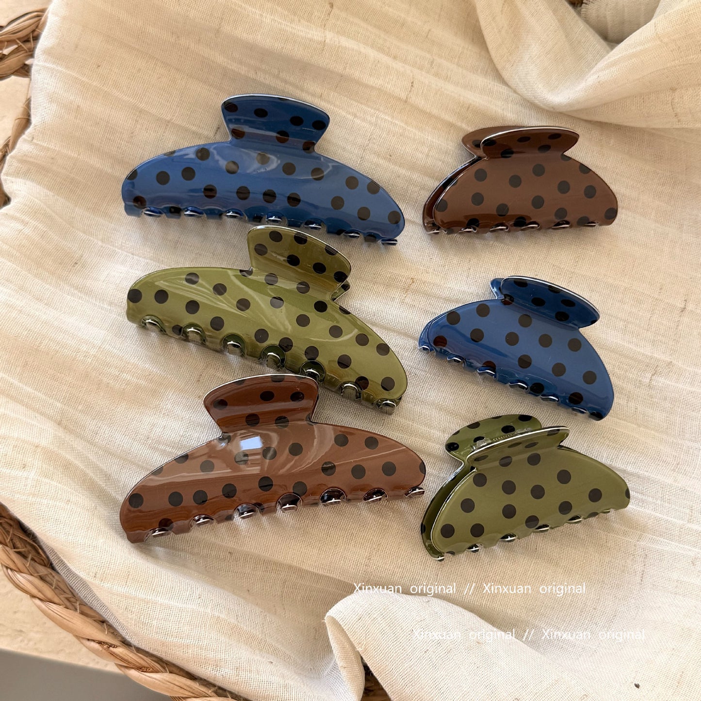 醋酸板材波點鯊魚夾－藍色大號元寶款細節｜https://igowo.tw/