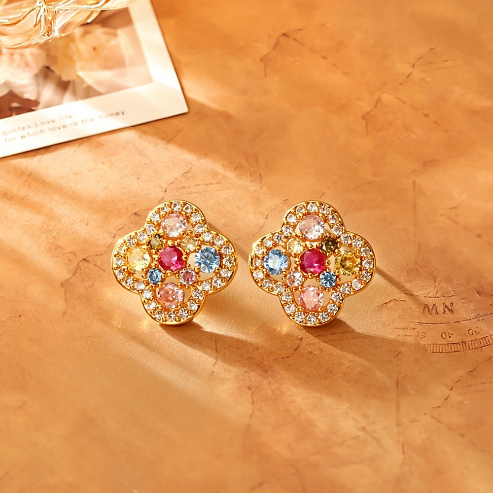 鋯石幸運草鏤空耳釘－商品主圖｜https://igowo.tw/