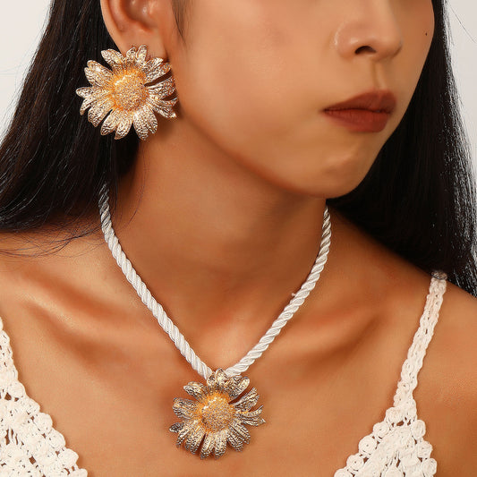 金屬太陽花垂墜耳環－商品主圖｜https://igowo.tw/