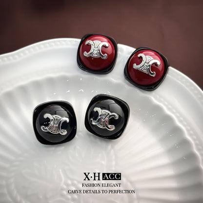 復古紅字母簡約耳釘－商品主圖｜https://igowo.tw/