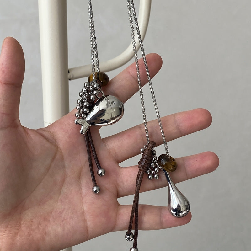 皮繩魚尾水滴墜飾項鍊－商品主圖｜https://igowo.tw/