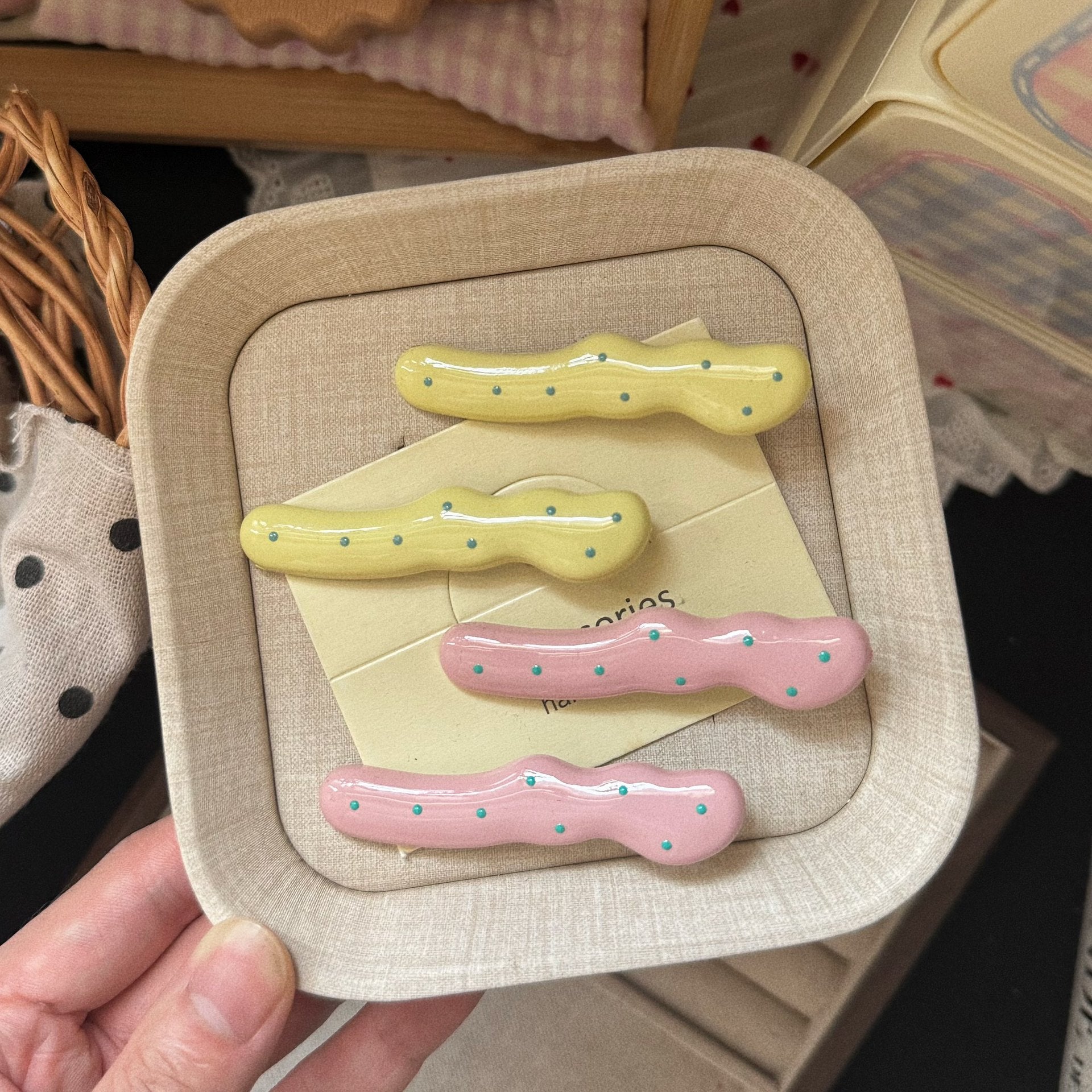 粉色波浪簡約髮夾－商品主圖｜https://igowo.tw/