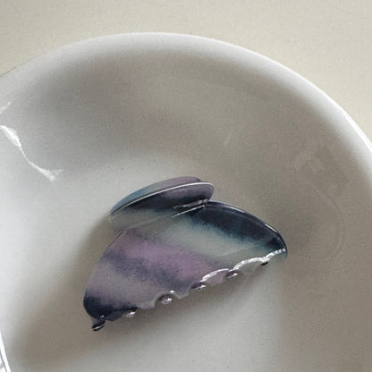 彩色復古鯊魚夾－藍紫斜紋-大扇形款細節｜https://igowo.tw/