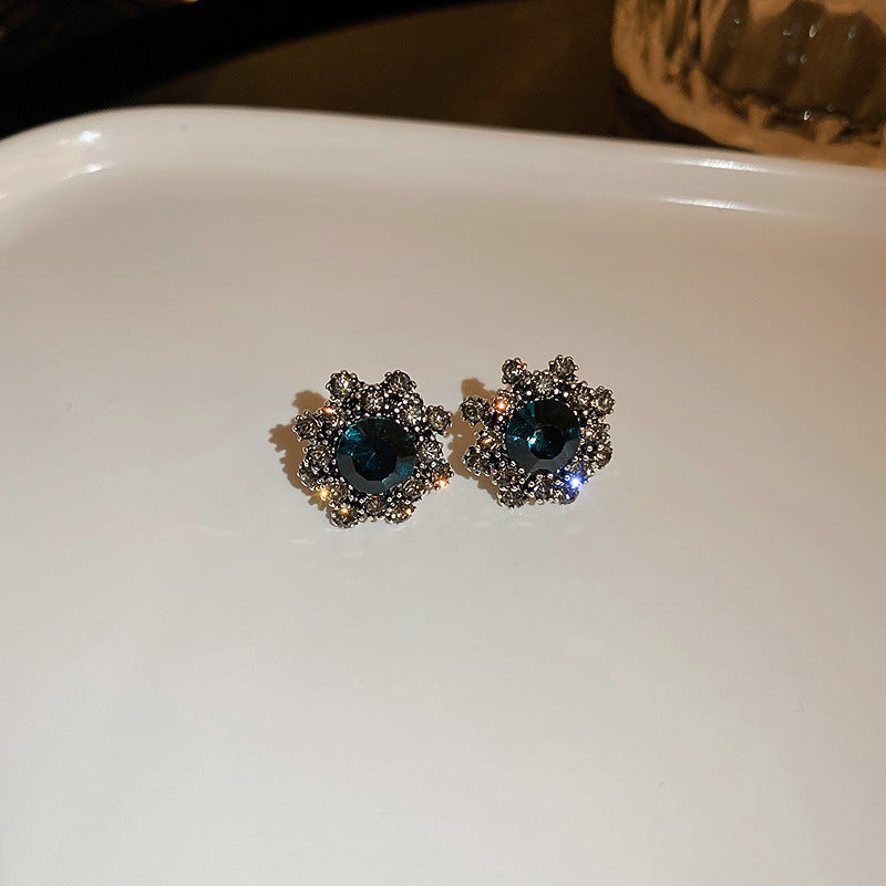 藍色銀針花朵鑲鑽耳釘－細節特寫22｜https://igowo.tw/