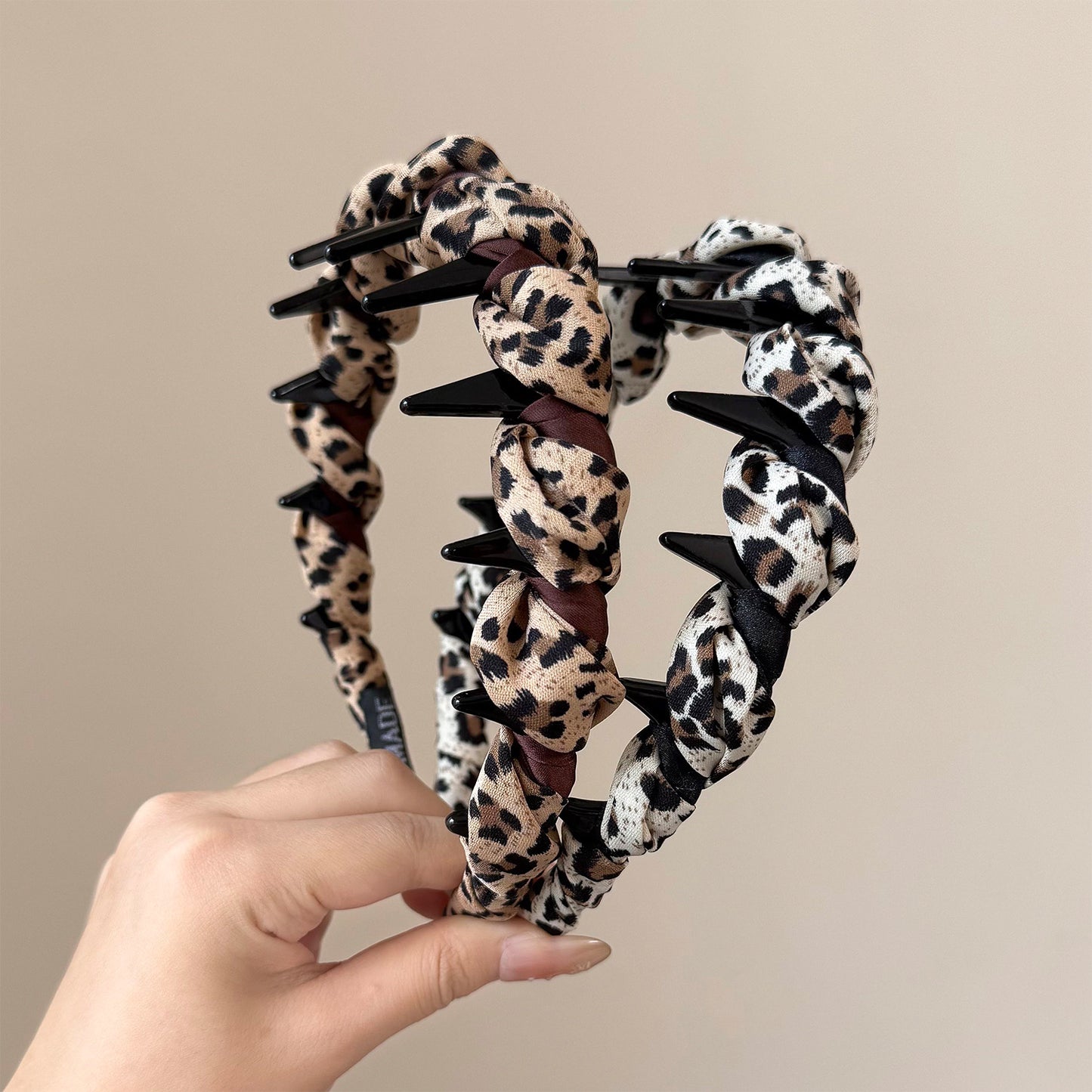 豹紋纏繞髮箍－米白豹紋髮箍款實拍｜https://igowo.tw/
