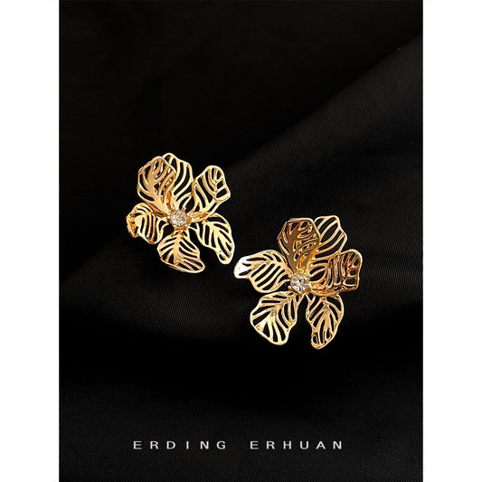 花朵鏤空立體耳環－商品主圖｜https://igowo.tw/