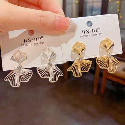 金屬魚尾鏤空誇張耳墜－商品主圖｜https://igowo.tw/