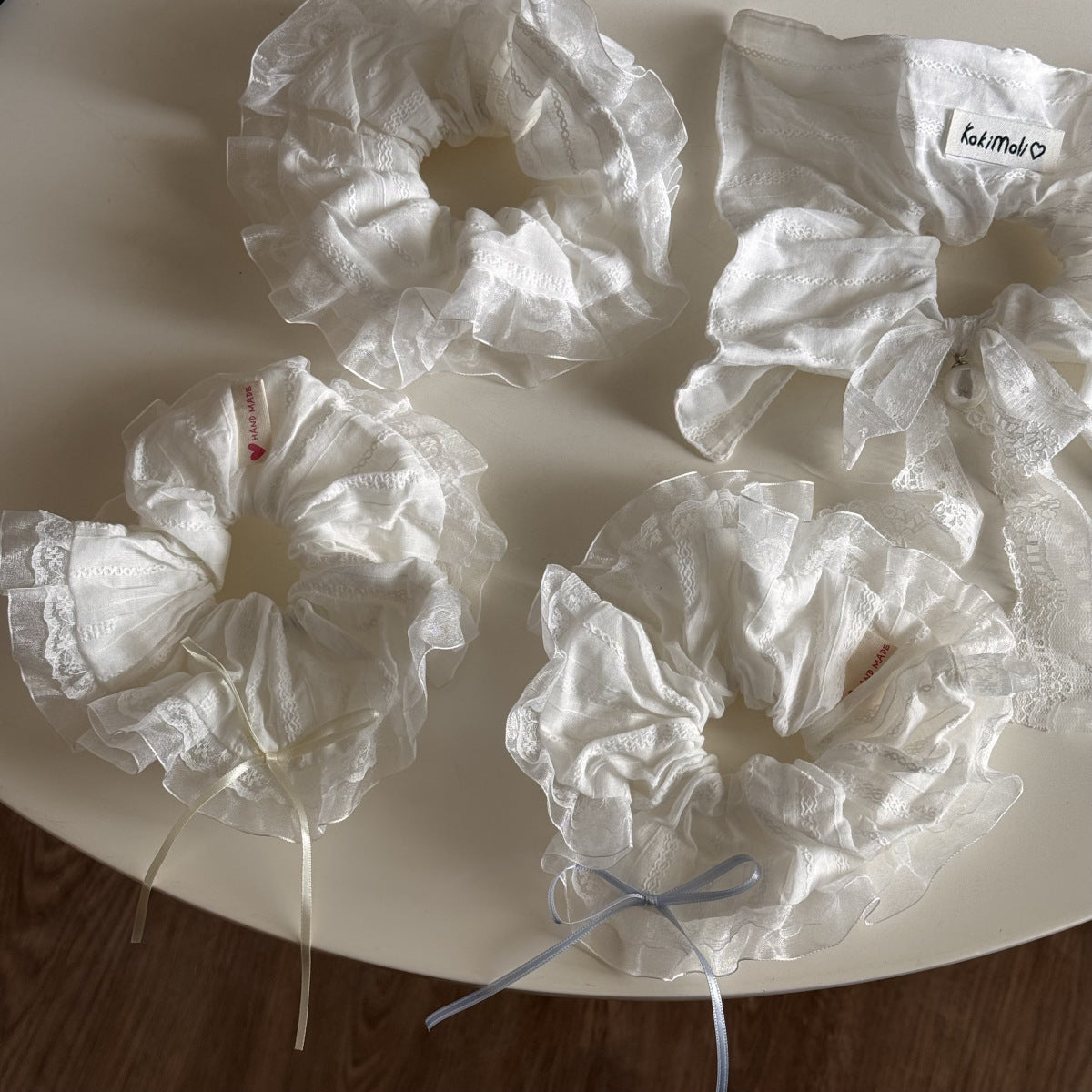 白色蕾絲蝴蝶結髮圈－純欲白-藍結腸圈款實拍｜https://igowo.tw/