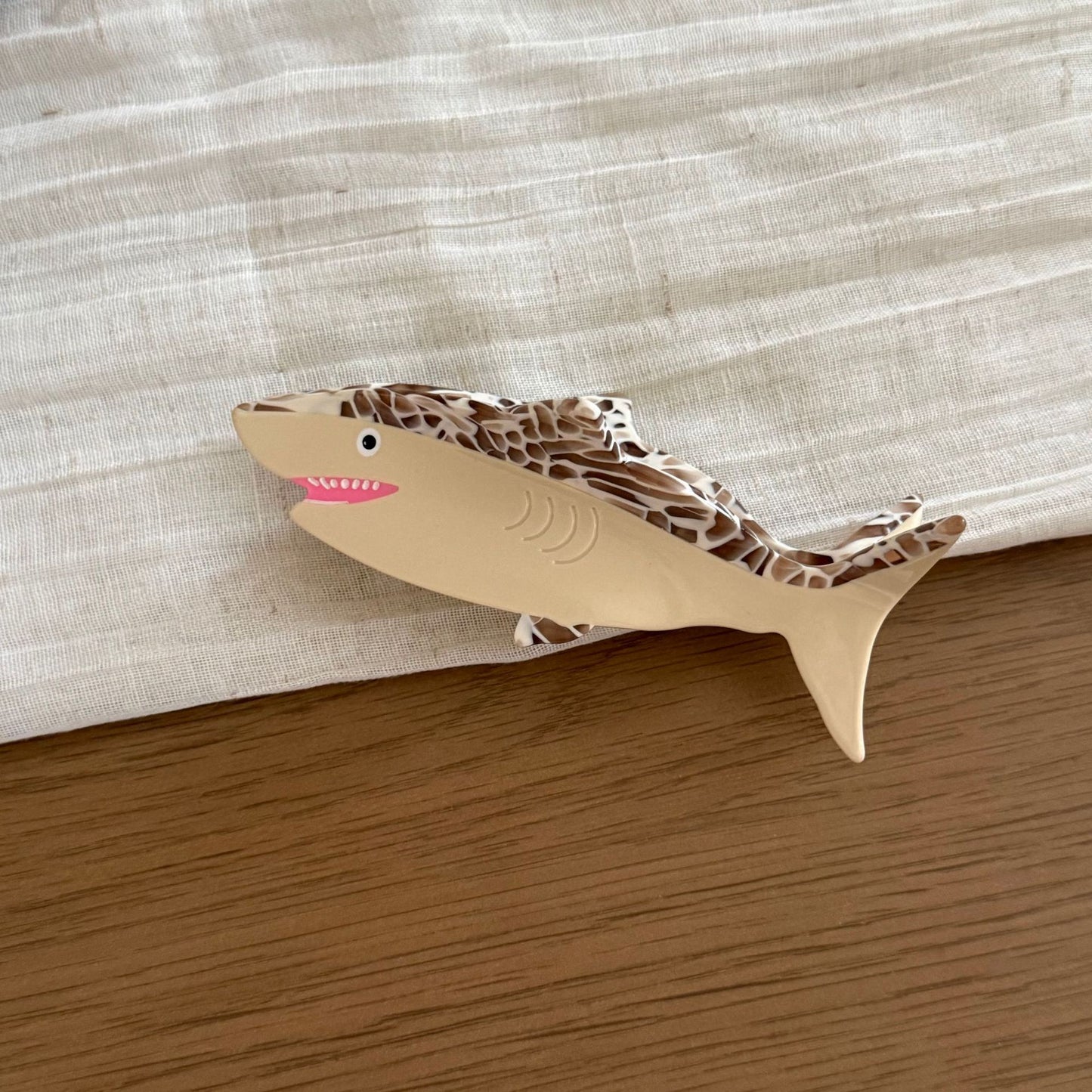 醋酸板材鯊魚夾－黑色鯊魚款細節｜https://igowo.tw/