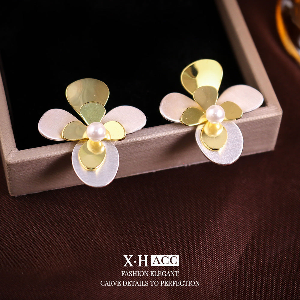 珍珠鋯石山茶花耳釘－細節特寫61｜https://igowo.tw/