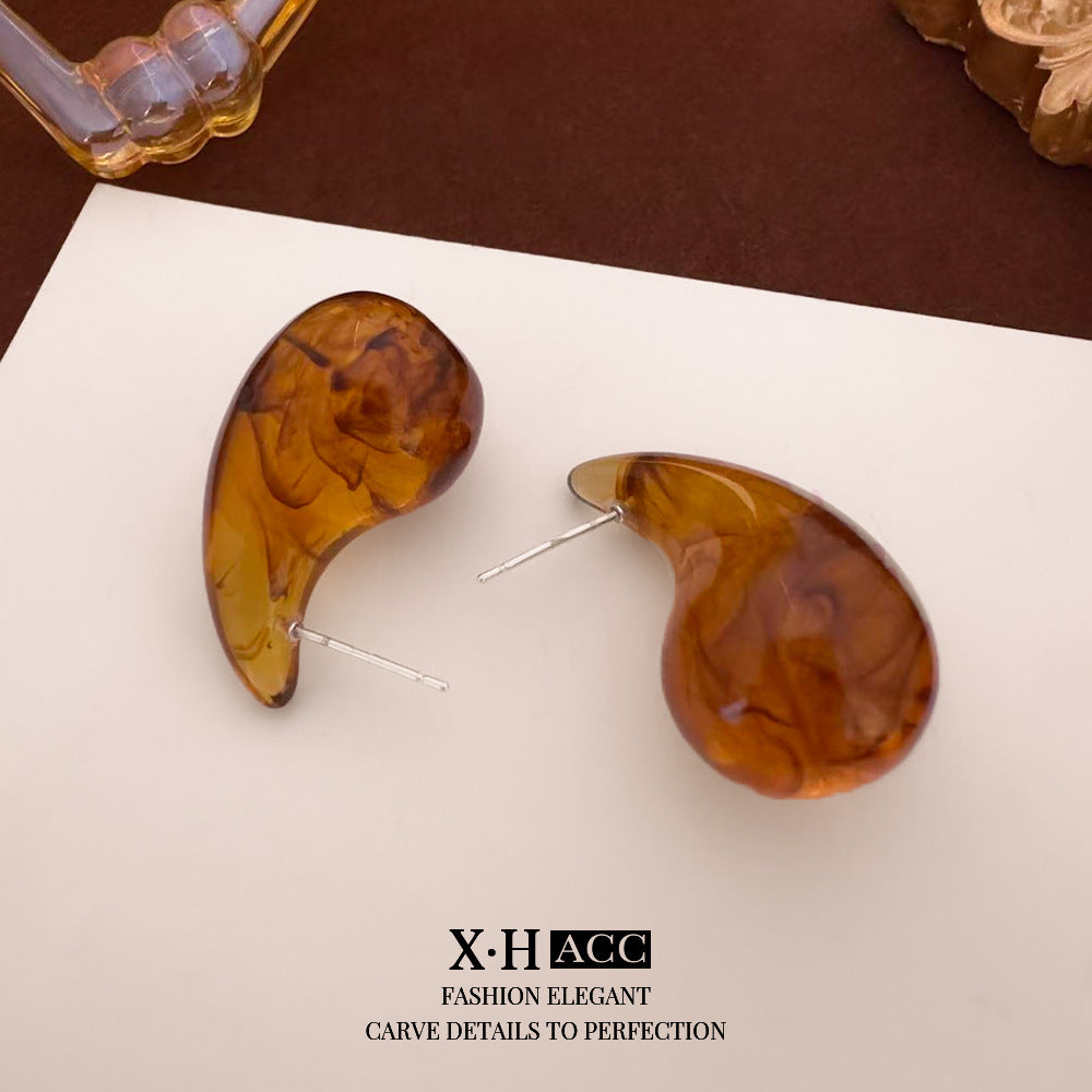 棕色豹紋C形復古耳釘－細節特寫5｜https://igowo.tw/