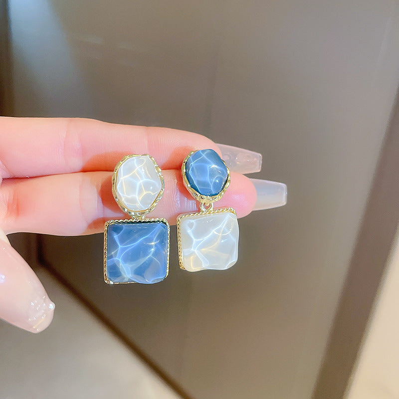 棕色樹脂水滴復古耳環－7#銀針-白色款細節5｜https://igowo.tw/