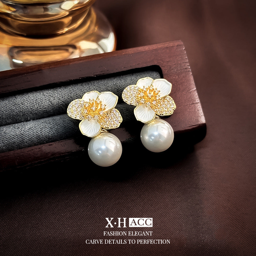 珍珠山茶花鑲鑽耳釘－商品主圖｜https://igowo.tw/