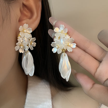 白色樹脂花朵流蘇耳環－商品主圖｜https://igowo.tw/