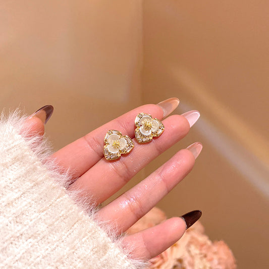 貝母花朵復古耳環－商品主圖｜https://igowo.tw/