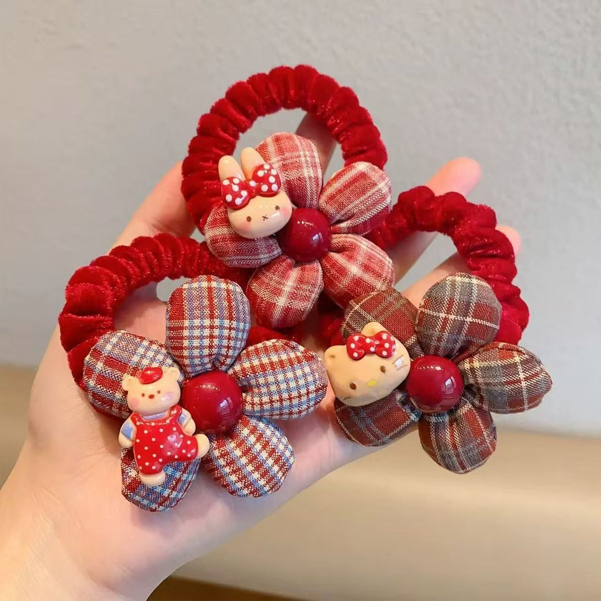 紅色格紋花朵髮圈－商品主圖｜https://igowo.tw/