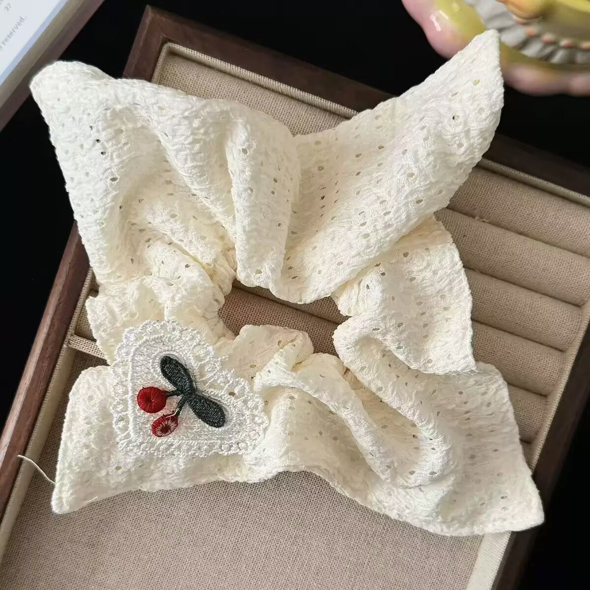 大腸圈簡約髮圈－深藍色格子大腸款細節5｜https://igowo.tw/
