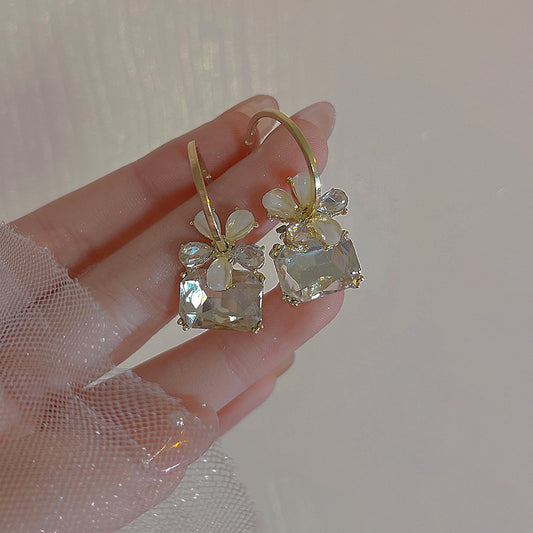 水晶鋯石花朵誇張耳扣－商品主圖｜https://igowo.tw/