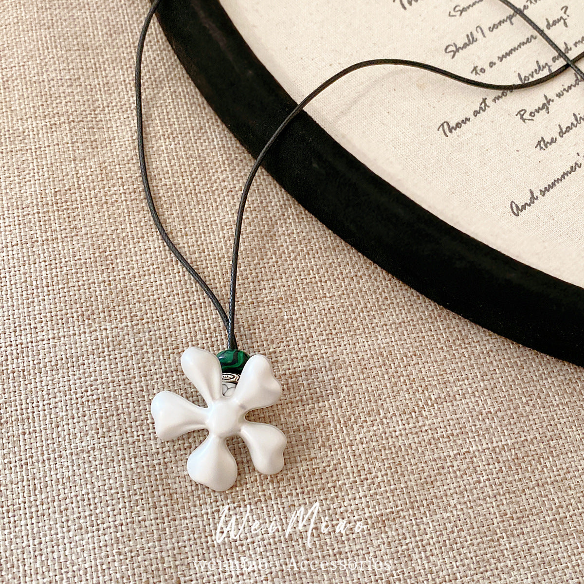 陶瓷串珠愛心花朵項鍊－細節特寫1｜https://igowo.tw/