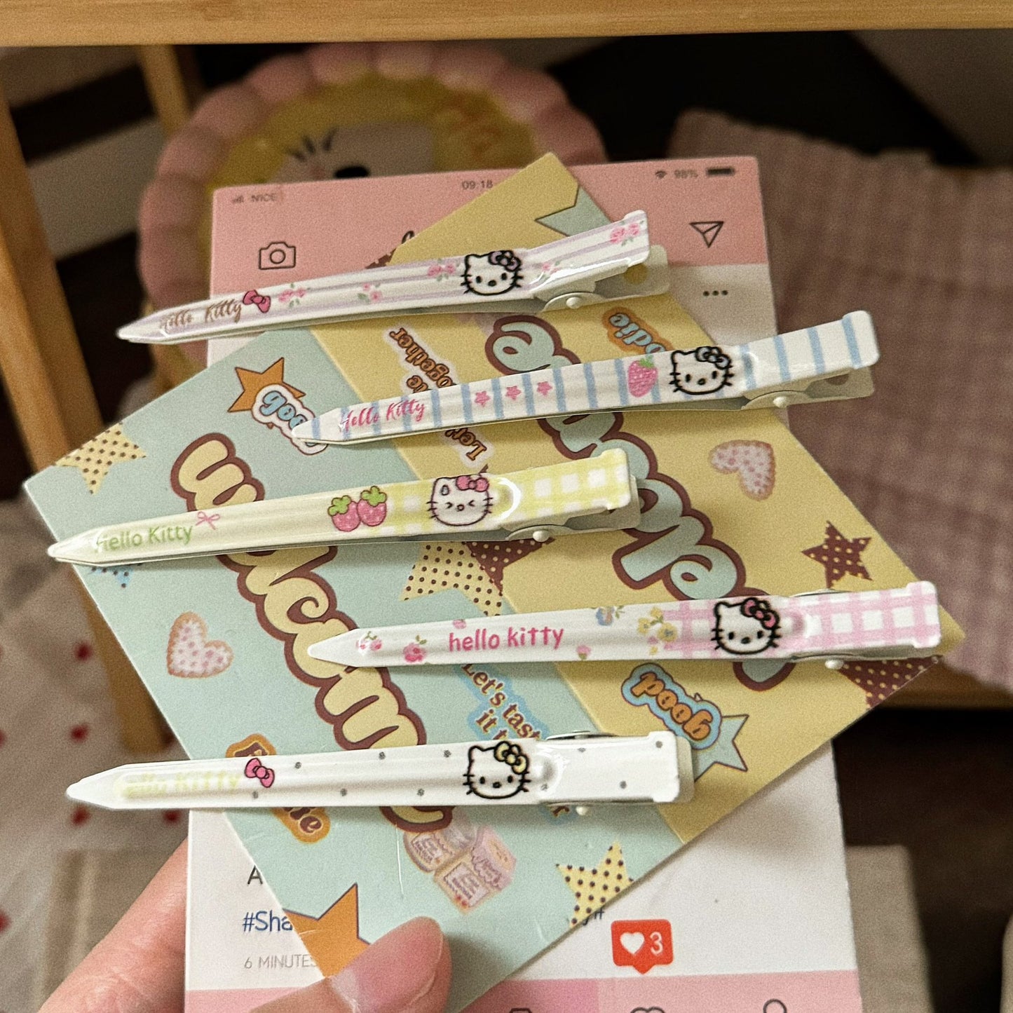 繽紛金屬貓咪水果髮夾－粉色格子髮夾款實拍｜https://igowo.tw/