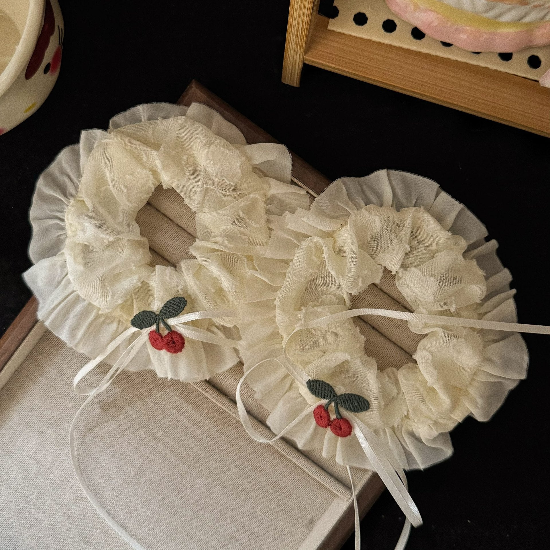白色蕾絲櫻桃領結髮圈－商品主圖｜https://igowo.tw/