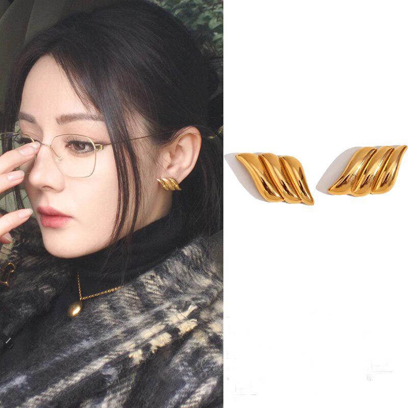 金色不鏽鋼翅膀耳環－細節特寫1｜https://igowo.tw/