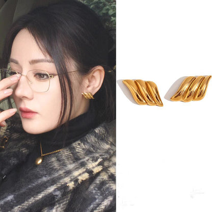 金色不鏽鋼翅膀耳環－細節特寫1｜https://igowo.tw/