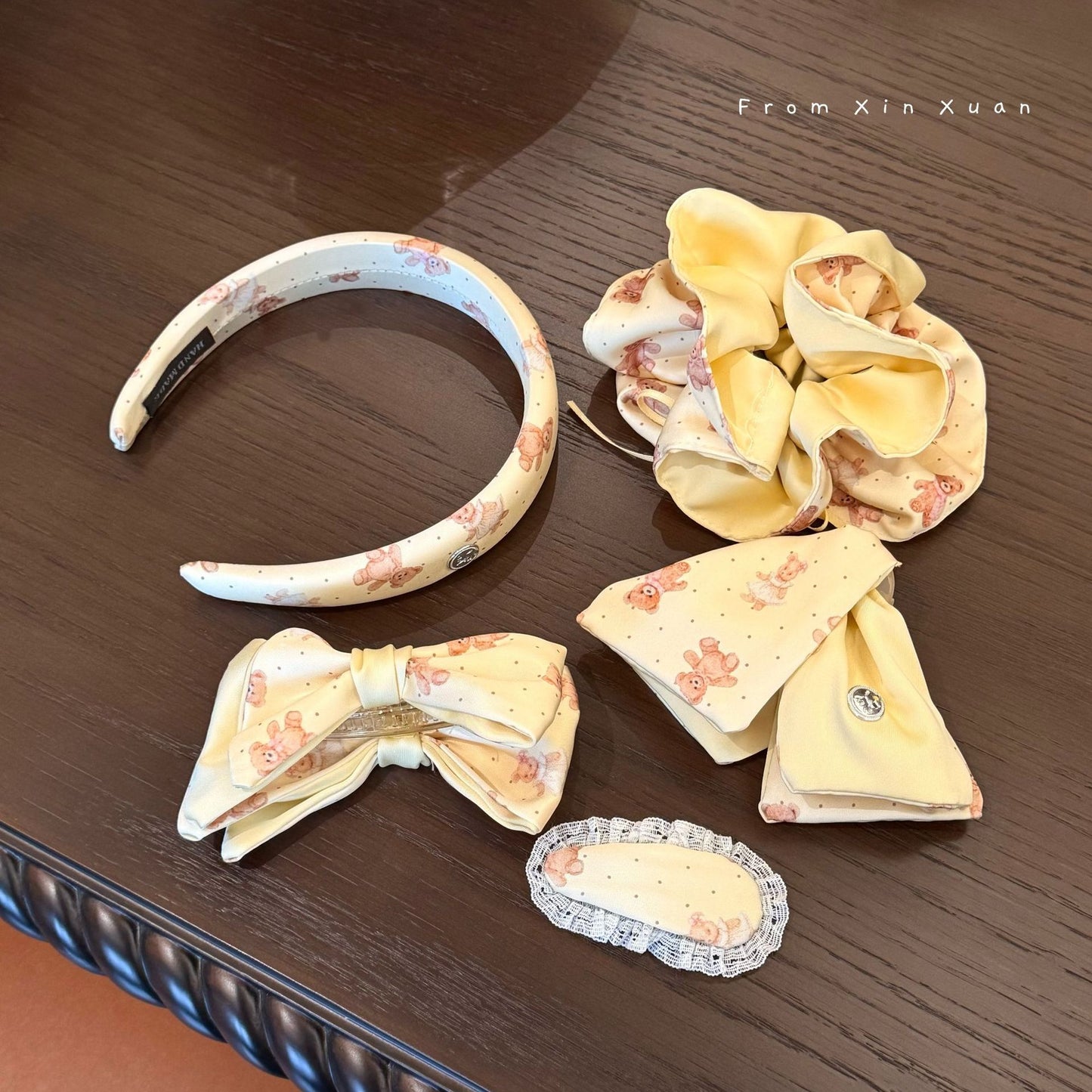 黃色小熊蝴蝶結髮圈－商品主圖｜https://igowo.tw/