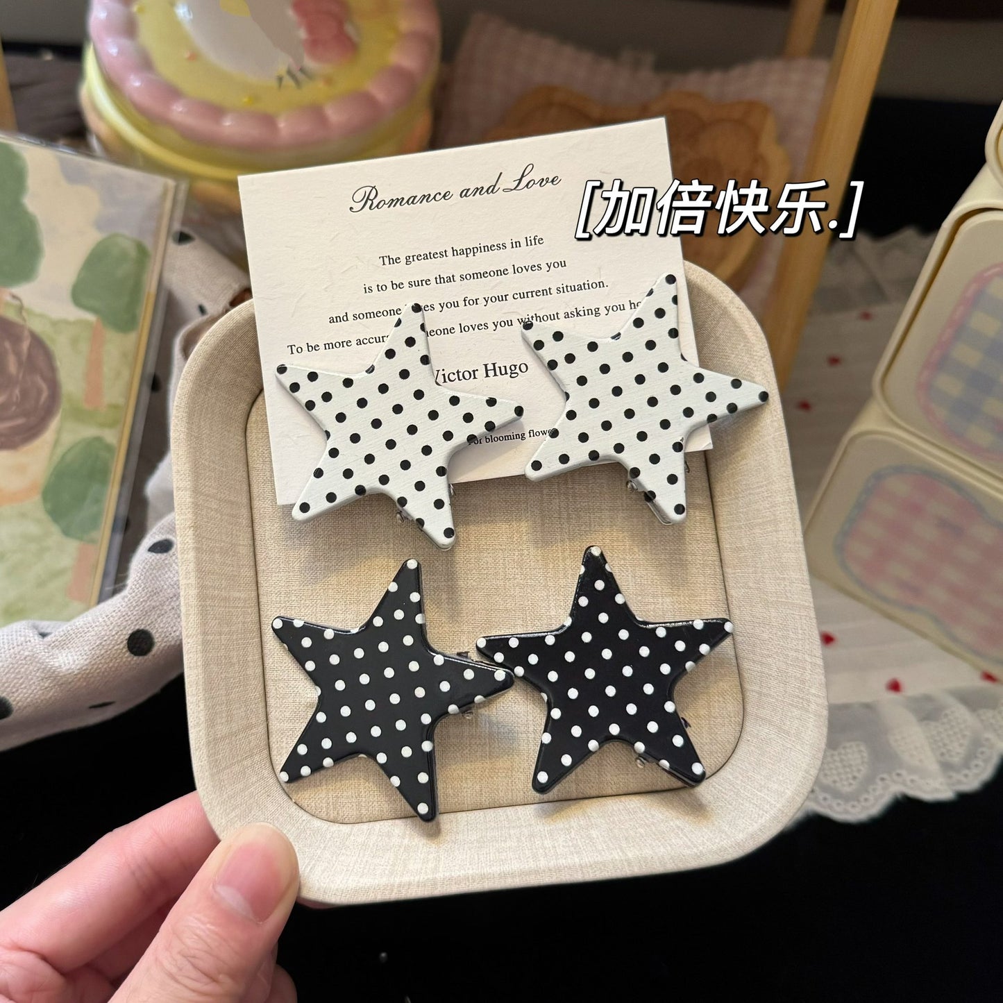 黑色金屬波點簡約髮夾－白色星星髮夾款實拍｜https://igowo.tw/