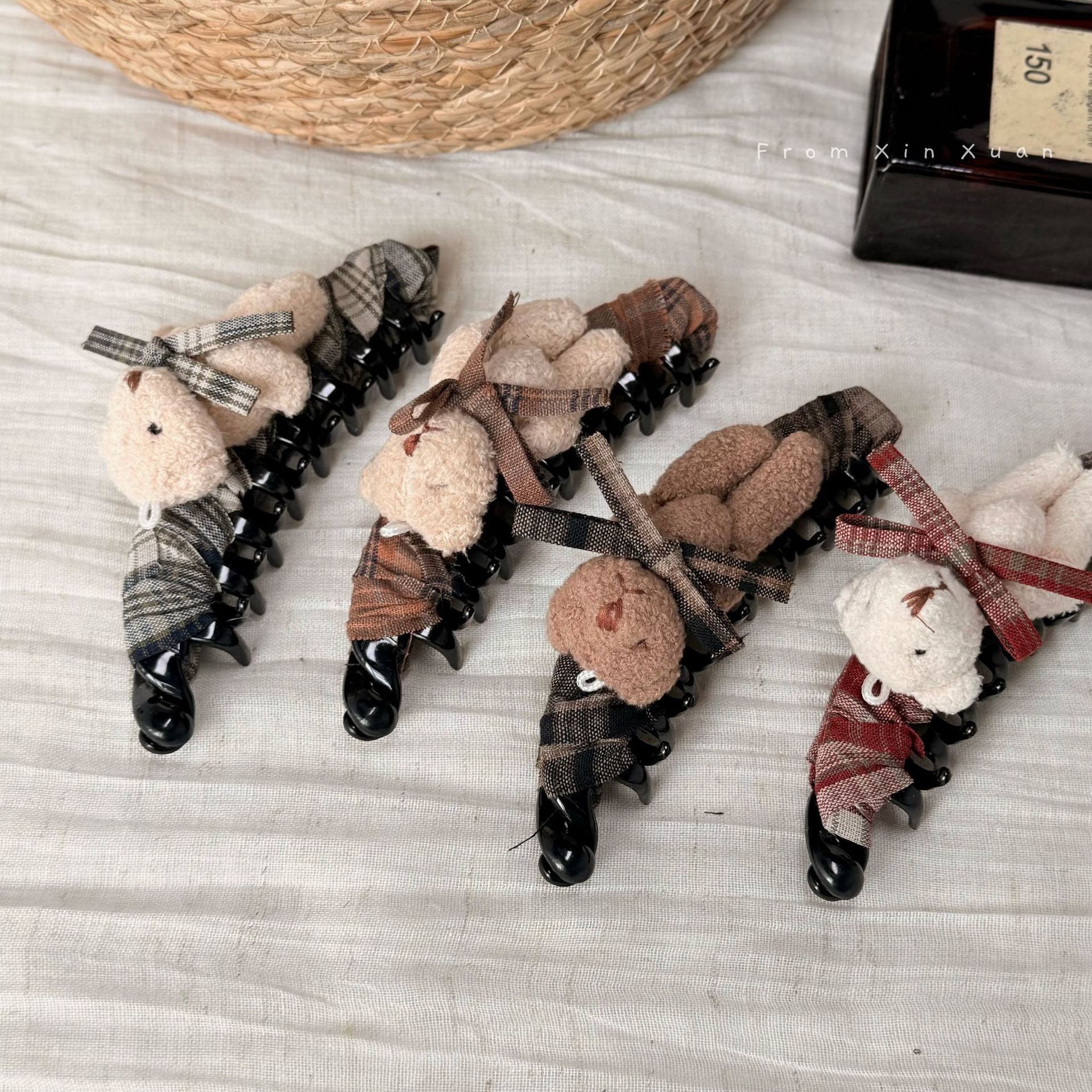 小熊蝴蝶結復古髮夾－卡其格紋款細節｜https://igowo.tw/