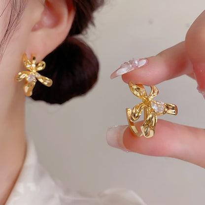 金色鋯石花朵誇張耳環－商品主圖｜https://igowo.tw/