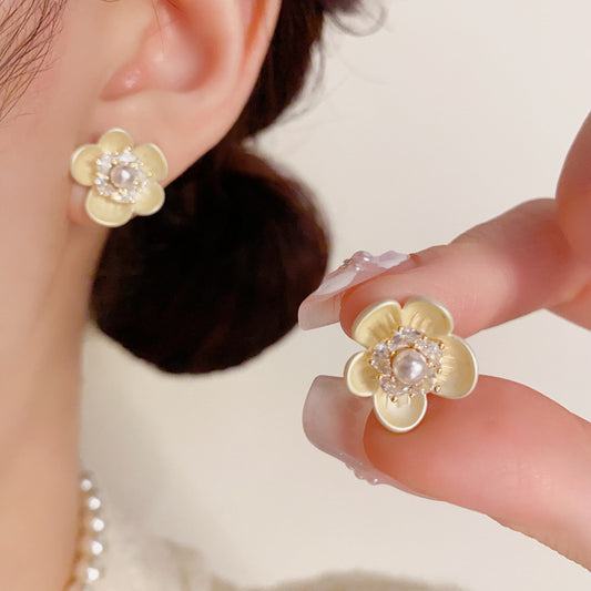 S925黃色珍珠花朵鑲鑽耳釘－商品主圖｜https://igowo.tw/