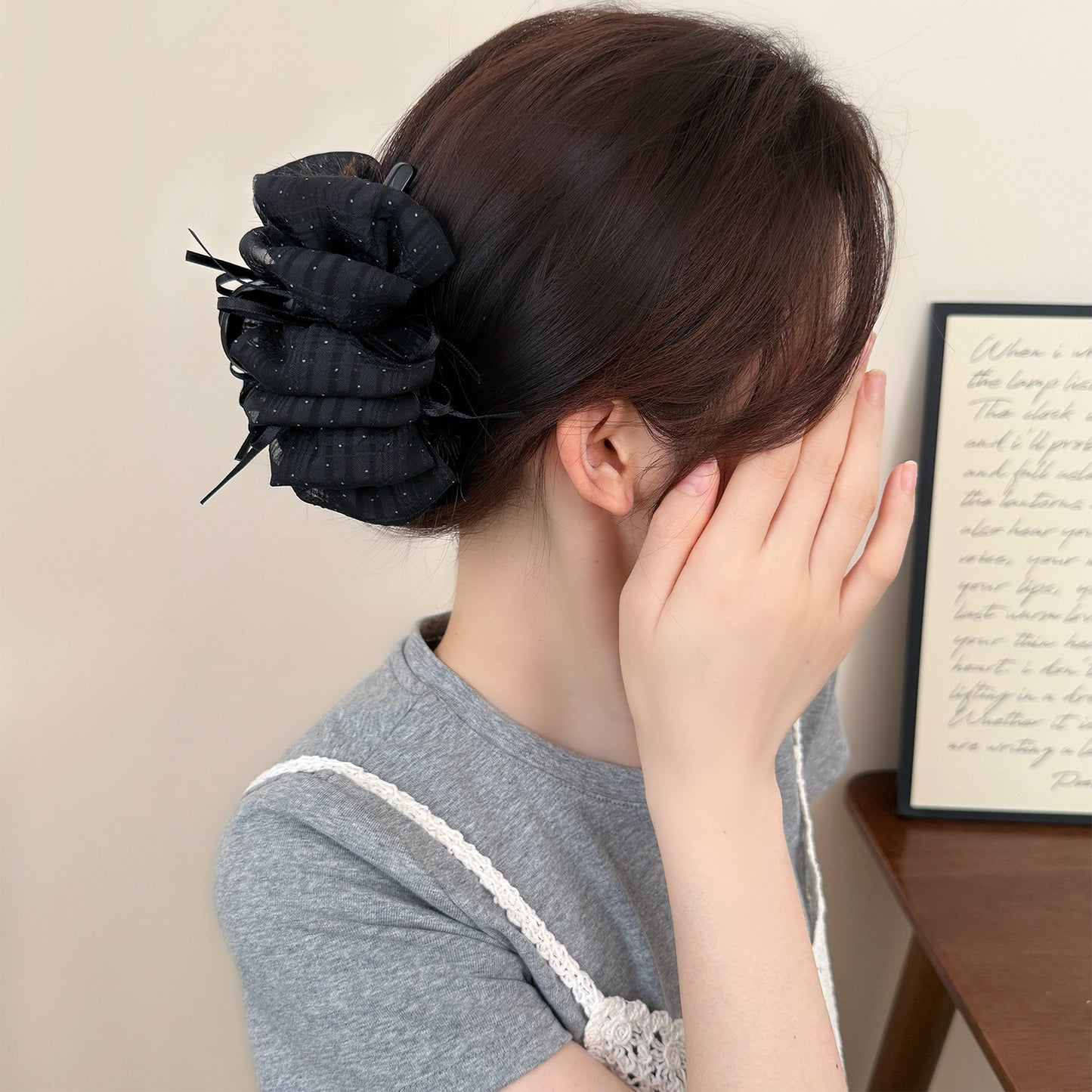 雲朵簡約鯊魚夾－米白波點泡泡抓夾款實拍｜https://igowo.tw/