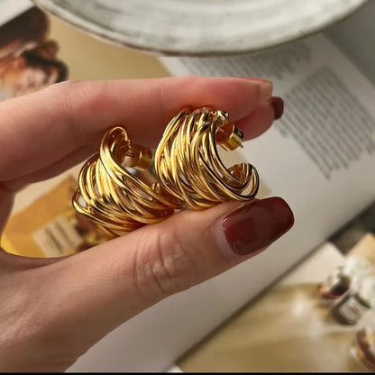 金屬C形交叉精雕耳環－商品主圖｜https://igowo.tw/