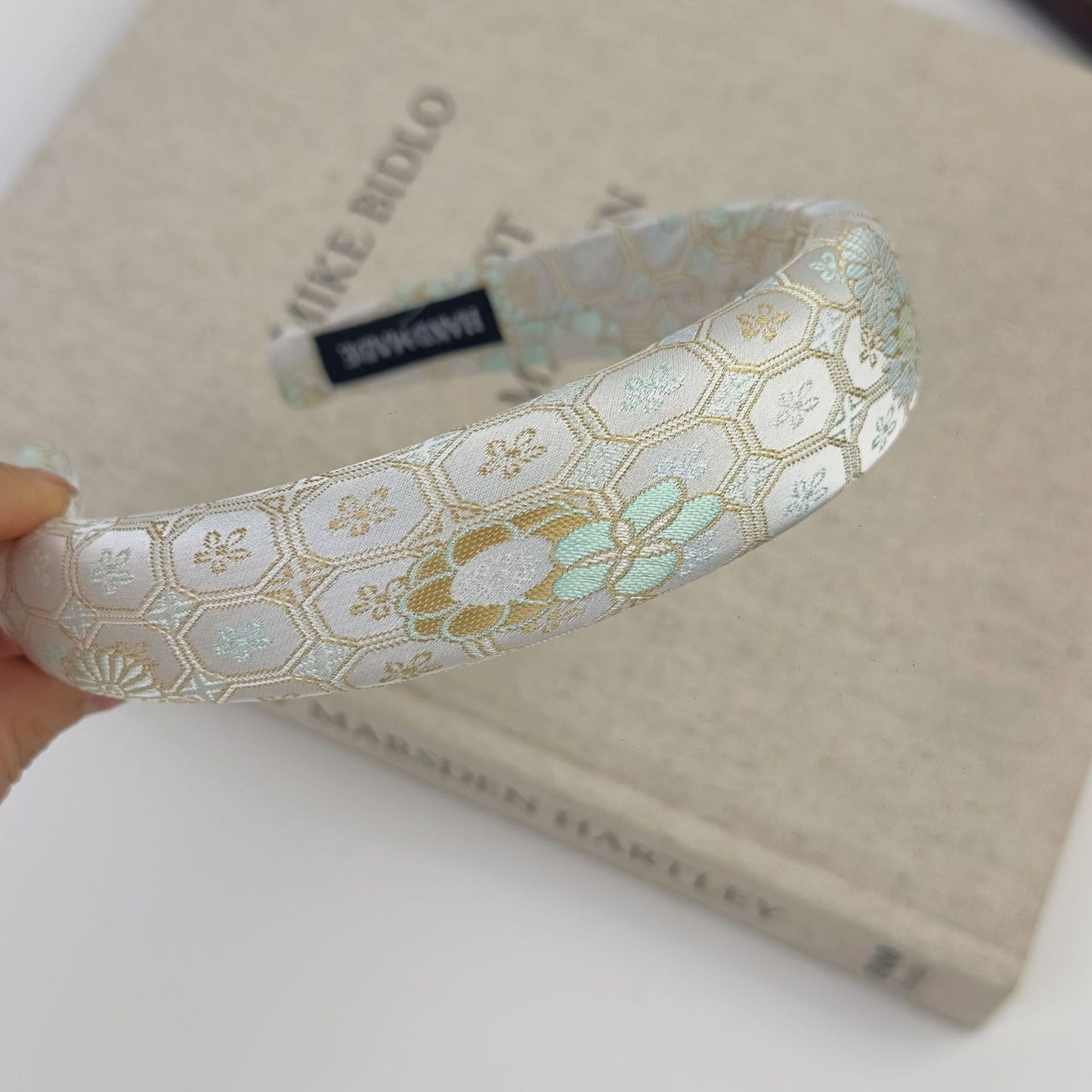 布面花朵刺繡復古髮箍－細節特寫10｜https://igowo.tw/