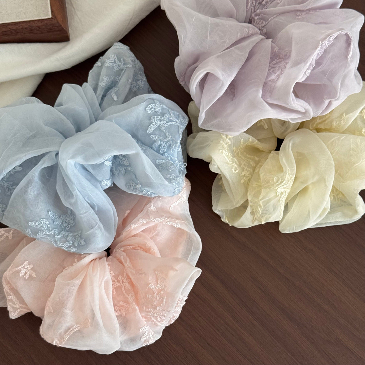 大腸圈刺繡髮圈－細節特寫2｜https://igowo.tw/