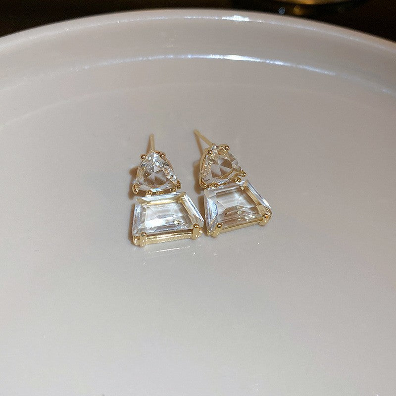 珍珠銀針花朵鑲鑽耳環－細節特寫14｜https://igowo.tw/