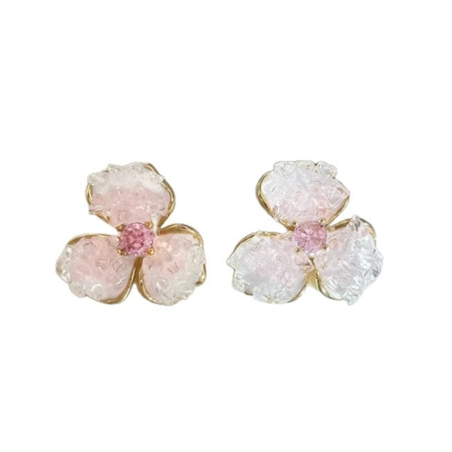 白色花朵耳環－珍珠款細節｜https://igowo.tw/