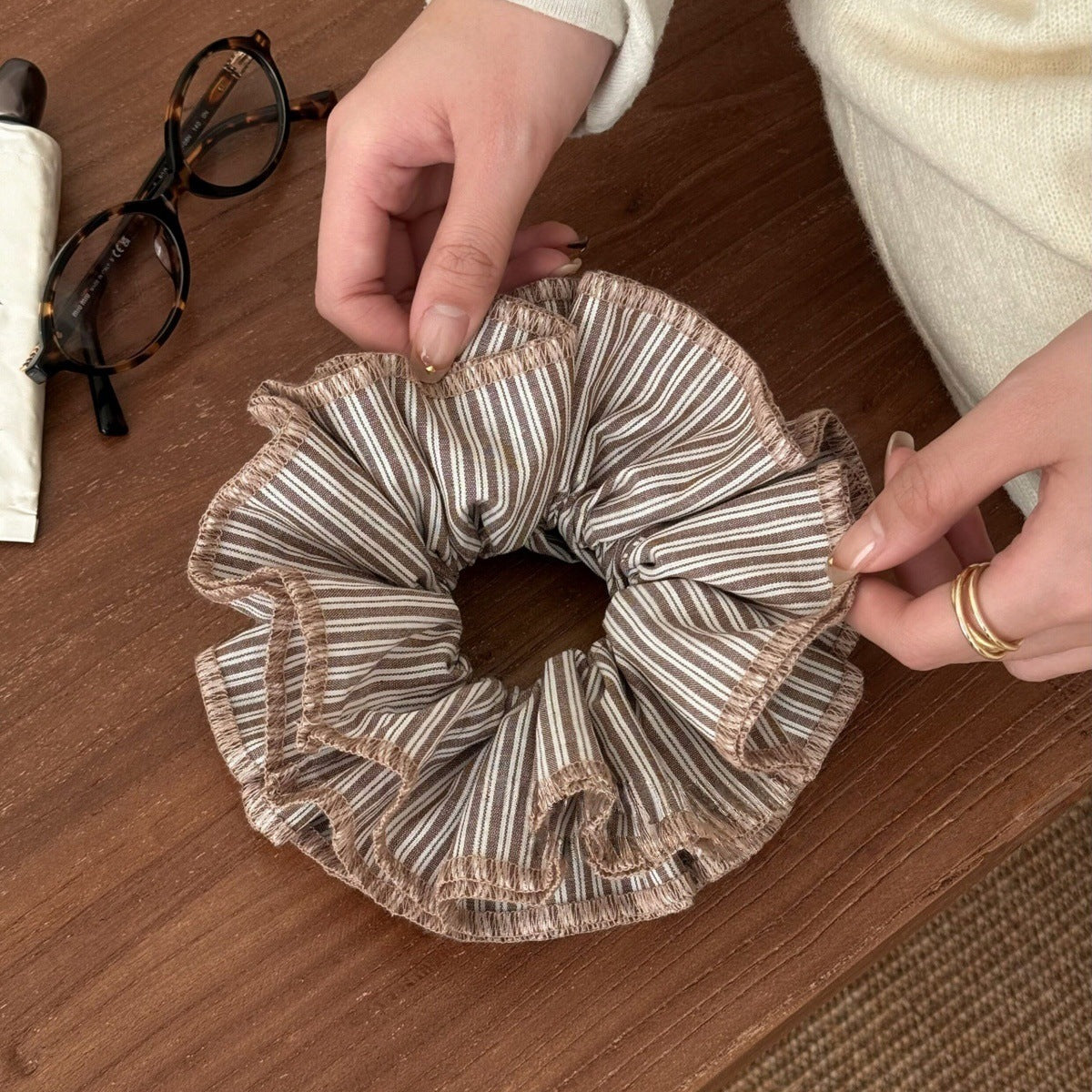 棕色布面格紋髮圈－商品主圖｜https://igowo.tw/