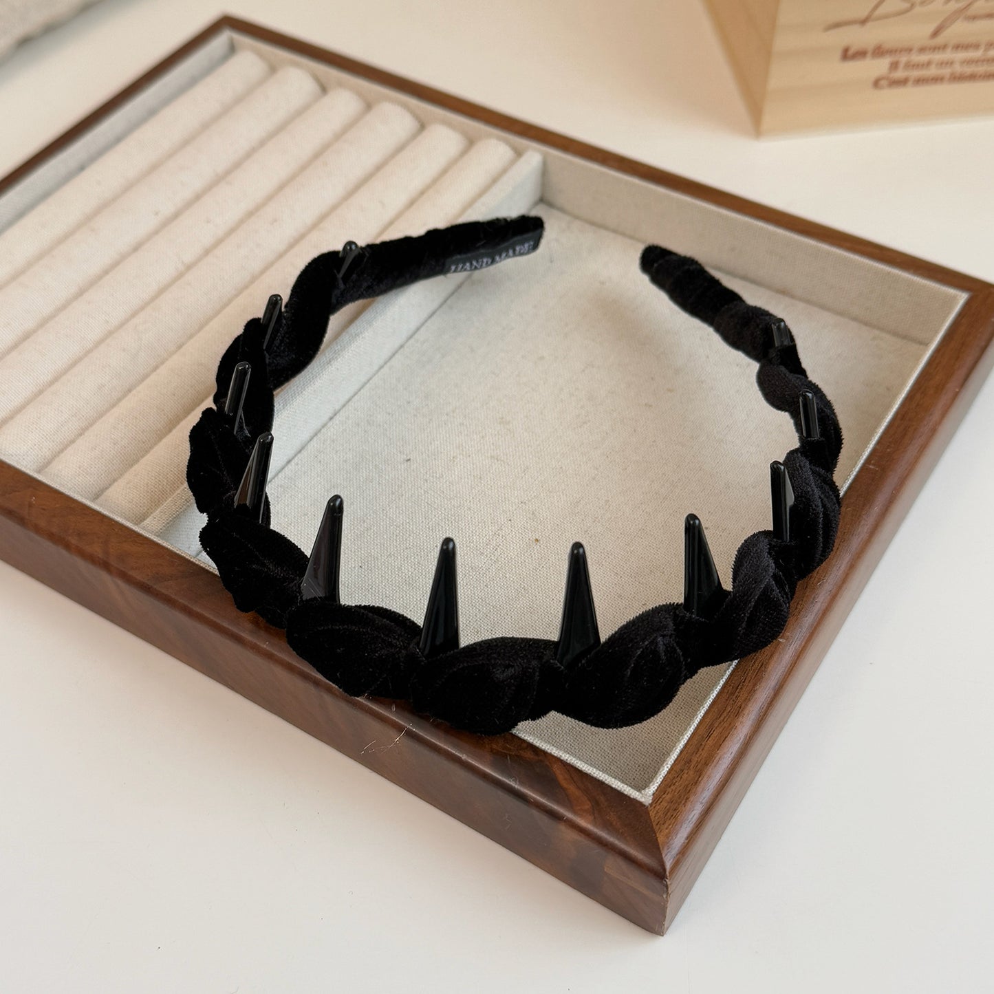 絨面波浪纏繞簡約髮箍－綠色款細節｜https://igowo.tw/