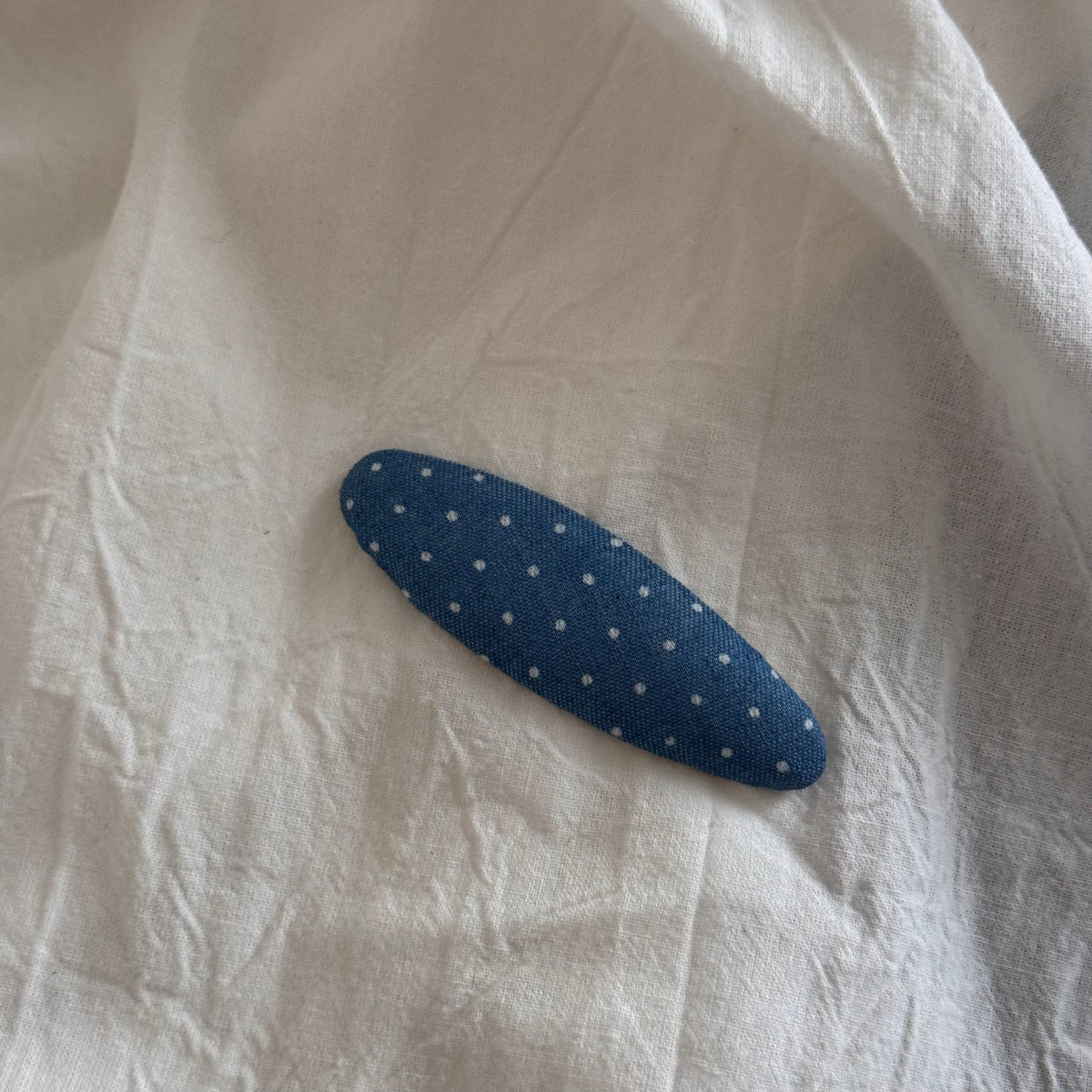 布面波點復古鯊魚夾－細節特寫10｜https://igowo.tw/