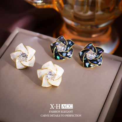 鋯石山茶花復古耳釘－商品主圖｜https://igowo.tw/