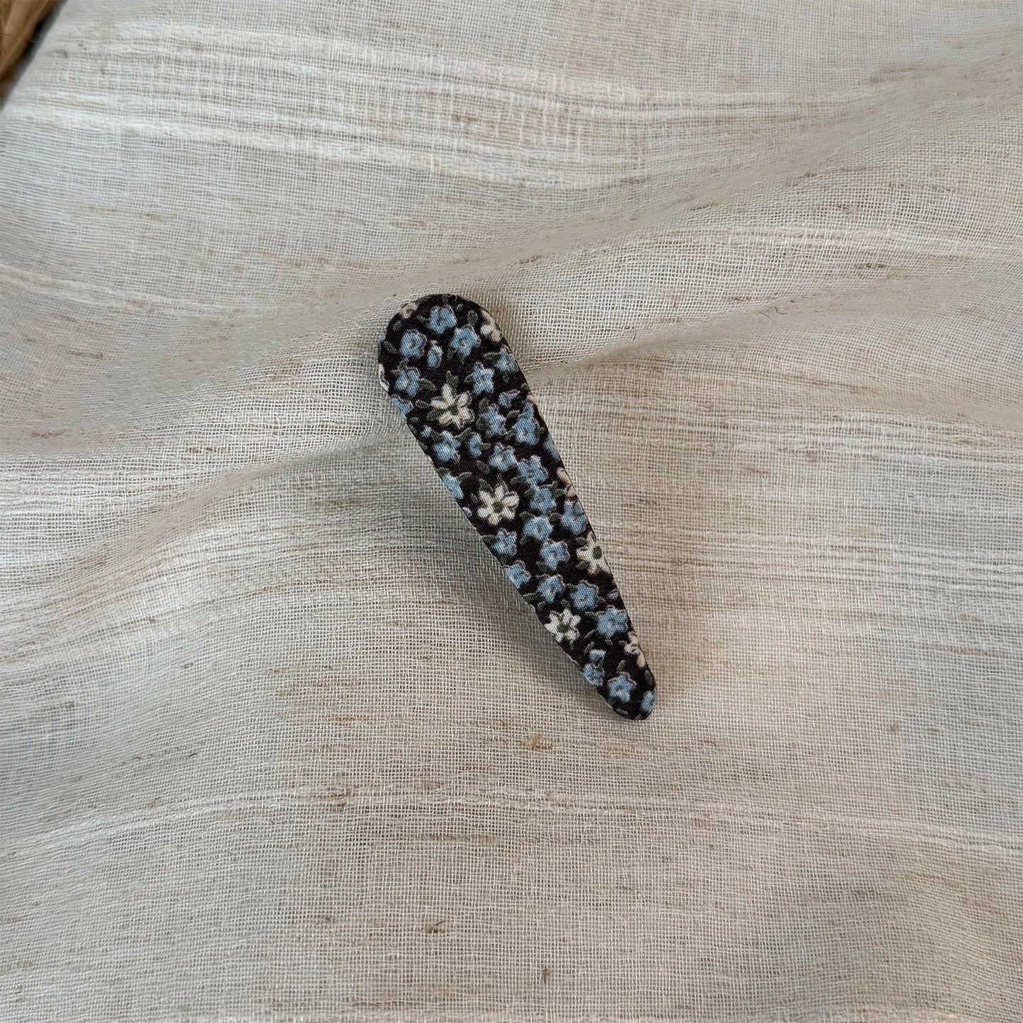 布面碎花橢圓簡約髮夾－藍色碎花-三角夾款細節｜https://igowo.tw/