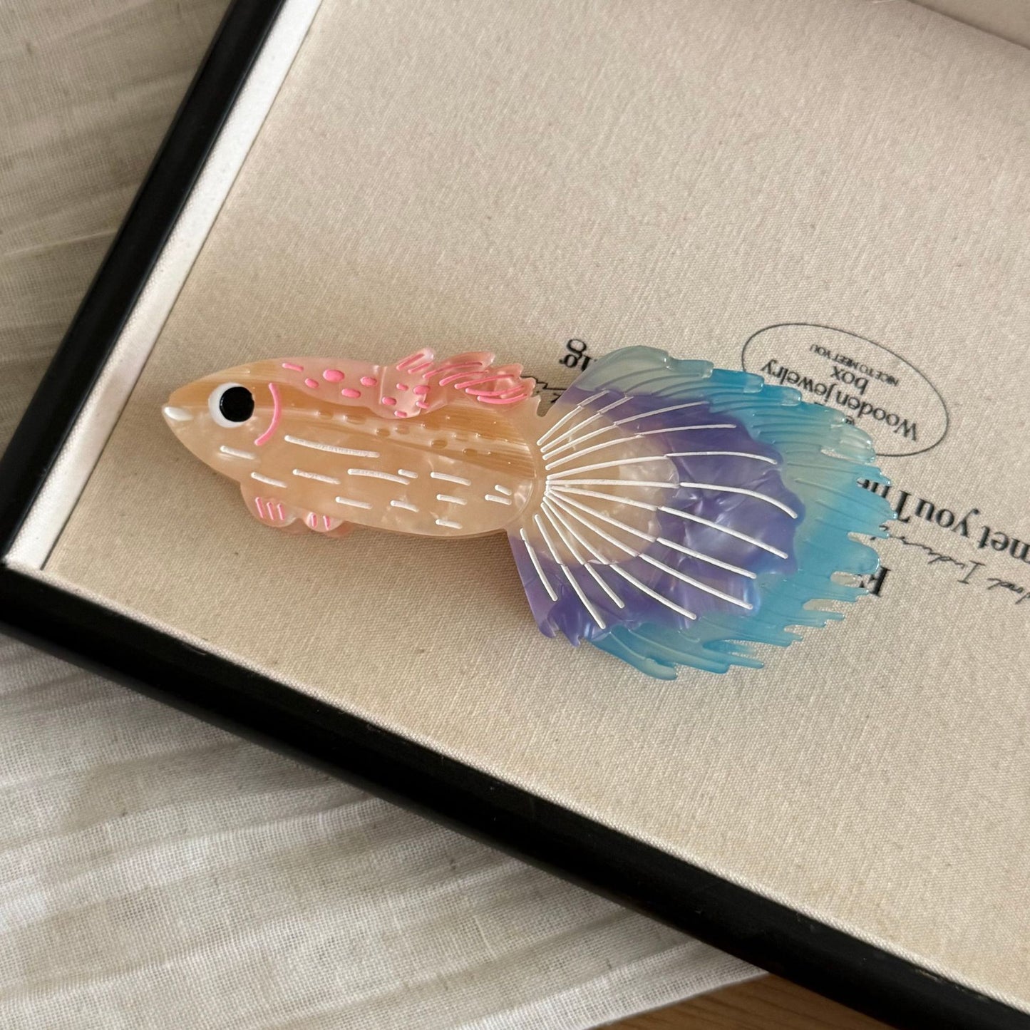 醋酸板材鯊魚夾－藍色孔雀魚款細節｜https://igowo.tw/