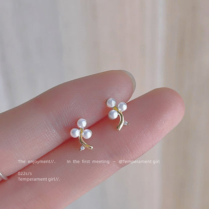 珍珠葡萄花朵微鑲耳釘－商品主圖｜https://igowo.tw/
