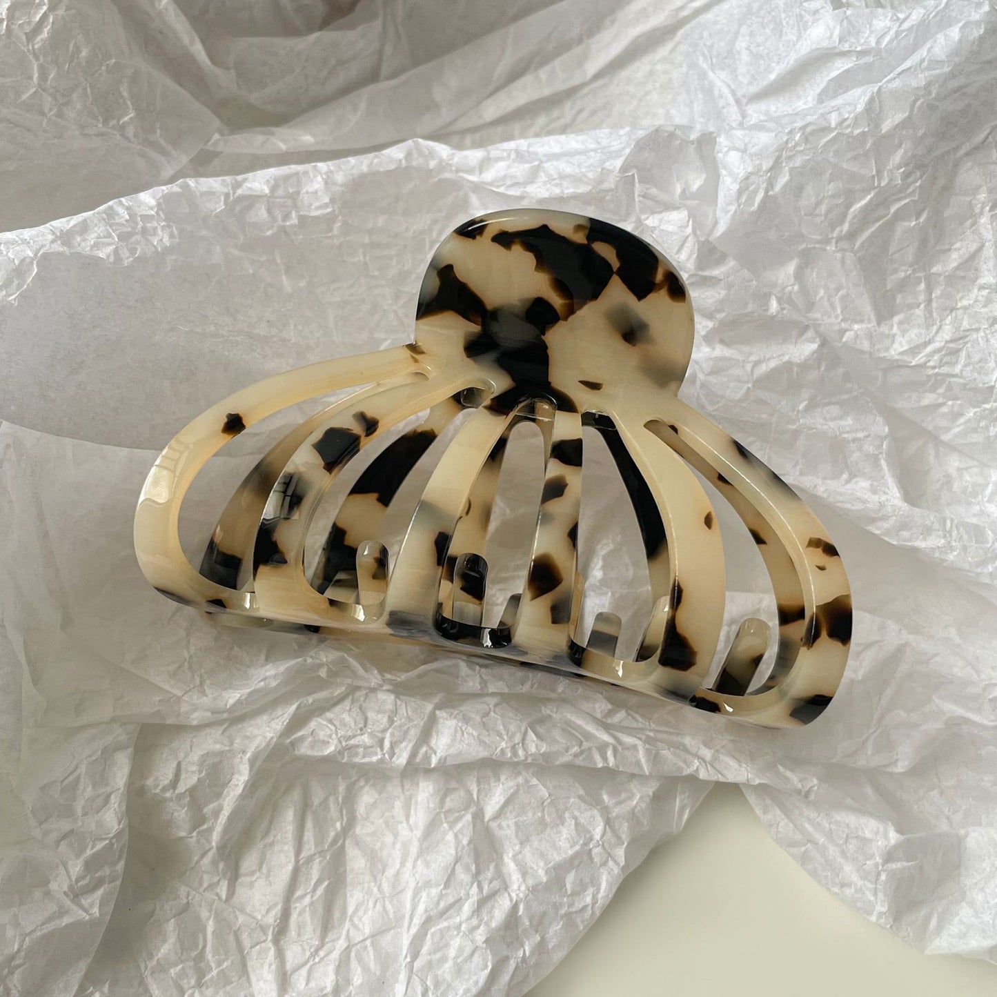 醋酸板材貝殼鯊魚夾－米白色款細節｜https://igowo.tw/