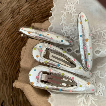 銀色布面波點簡約髮夾－商品主圖｜https://igowo.tw/