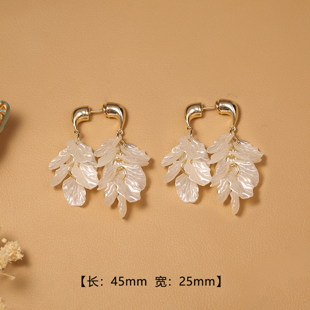 白色珍珠花朵兩用耳墜－細節特寫1｜https://igowo.tw/